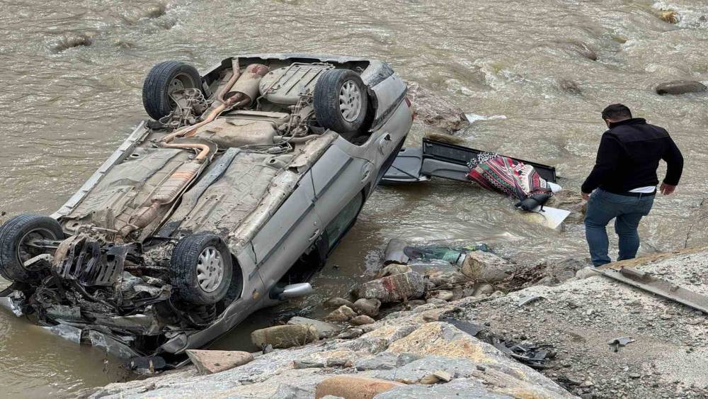 Ayancık&rsquo;ta otomobil ırmağa u&ccedil;tu: 1 yaralı
