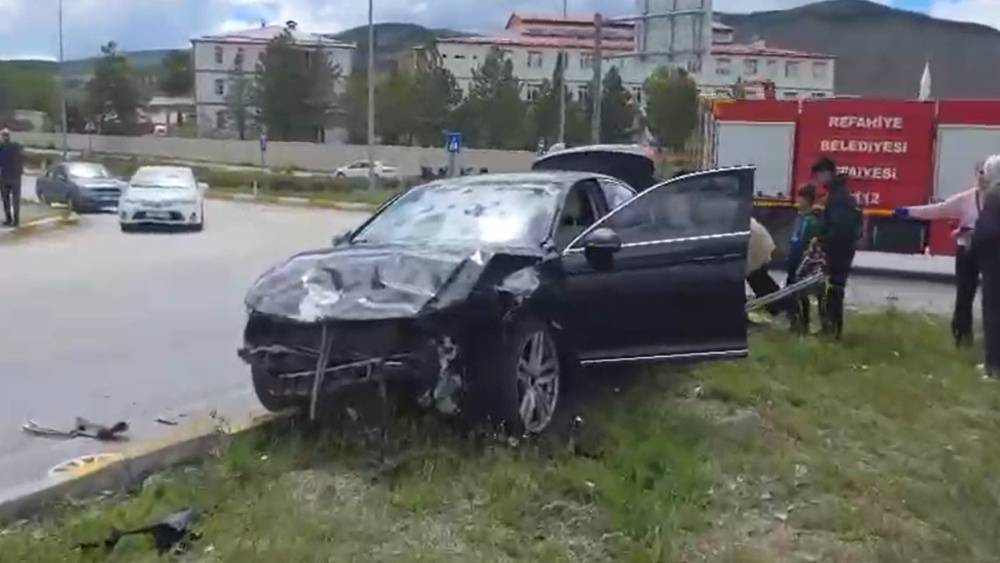 Refahiye&rsquo;de iki otomobil &ccedil;arpıştı: 6 yaralı
