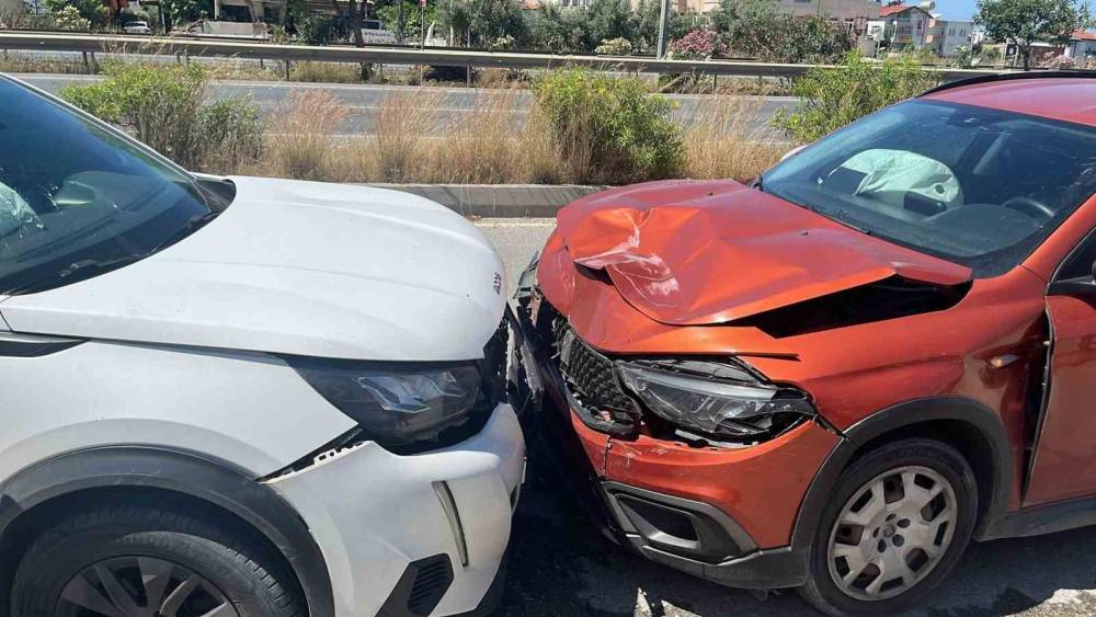 Kaza yapan kadın s&uuml;r&uuml;c&uuml; hem ehliyetsiz, hem de 2.79 promil alkoll&uuml; &ccedil;ıktı
