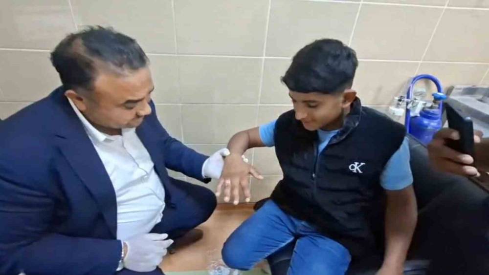 Parmağına y&uuml;z&uuml;k sıkışan vatandaşın yardımına itfaiye amiri koştu

