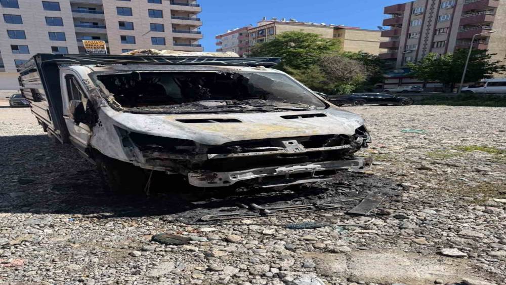 Siirt&rsquo;te park halindeki kamyonet yandı
