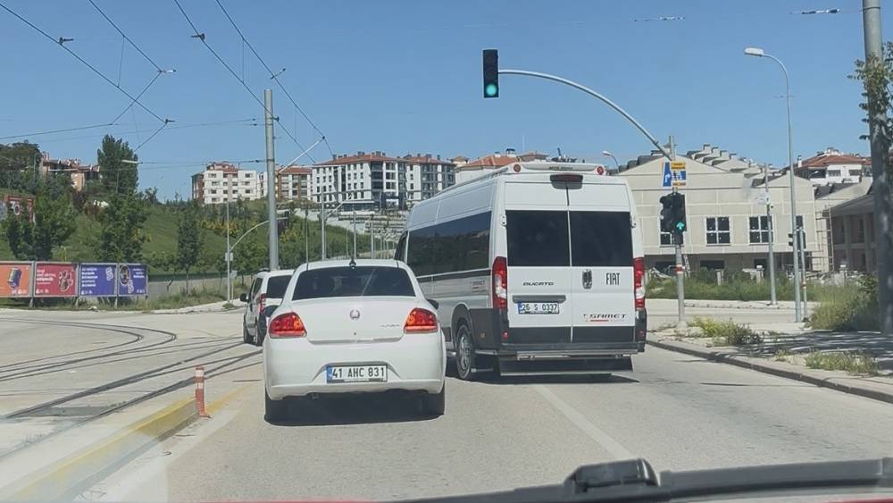 Servis aracını otomobilin &uuml;zerine b&ouml;yle s&uuml;rd&uuml;
