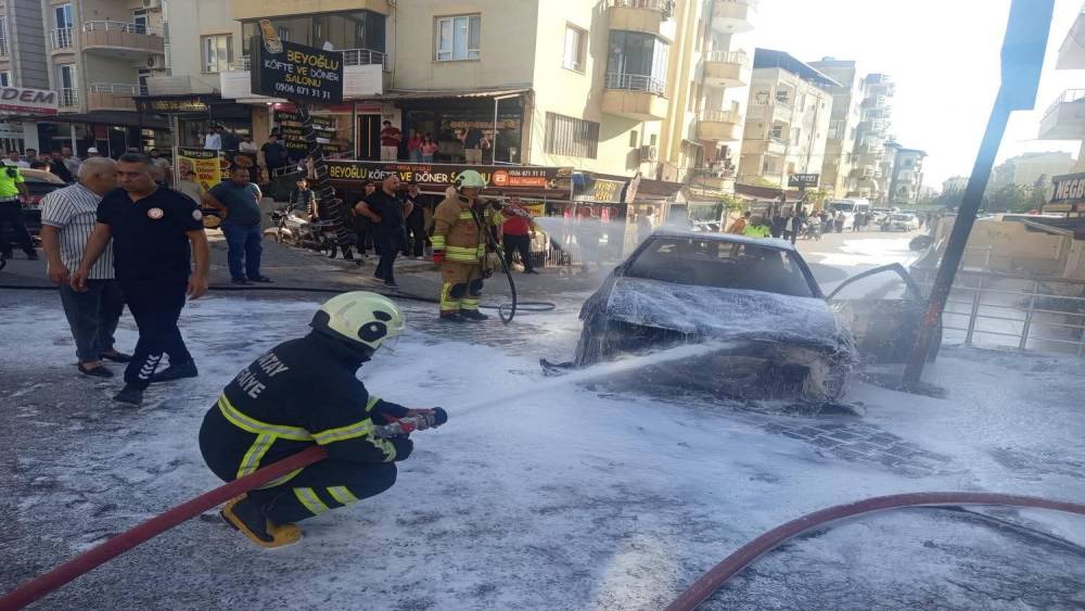 Hatay&rsquo;da seyir halindeki otomobilin motoru alev aldı
