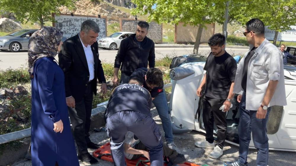 Elazığ&rsquo;da elektrikli ara&ccedil; devrildi, ilk m&uuml;dahaleyi milletvekili yaptı
