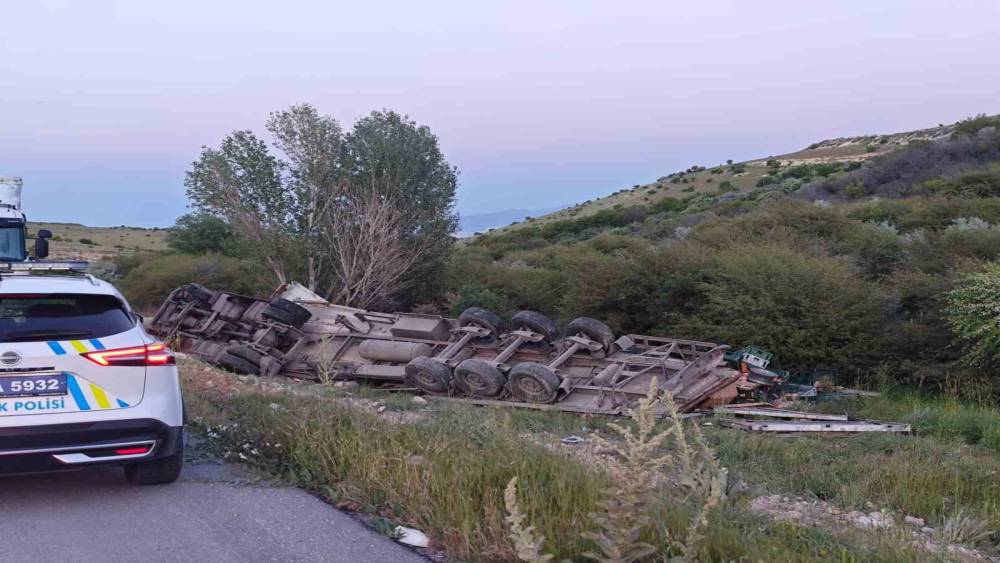 Ekmek y&uuml;kl&uuml; tır şarampole devrildi
