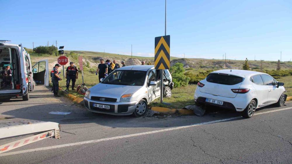 Kayseri&rsquo;de otomobiller &ccedil;arpıştı: 1&rsquo;i ağır 6 yaralı
