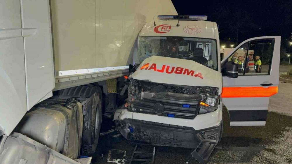 Ambulans ile tır &ccedil;arpıştı: 6 yaralı
