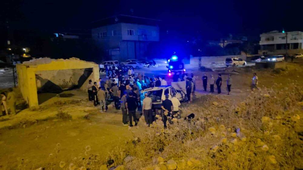 Tır s&uuml;r&uuml;c&uuml;s&uuml; metrelerce fren yapsa da 5 kişinin yaralandığı kazayı &ouml;nleyemedi, o anlar kameraya yansıdı
