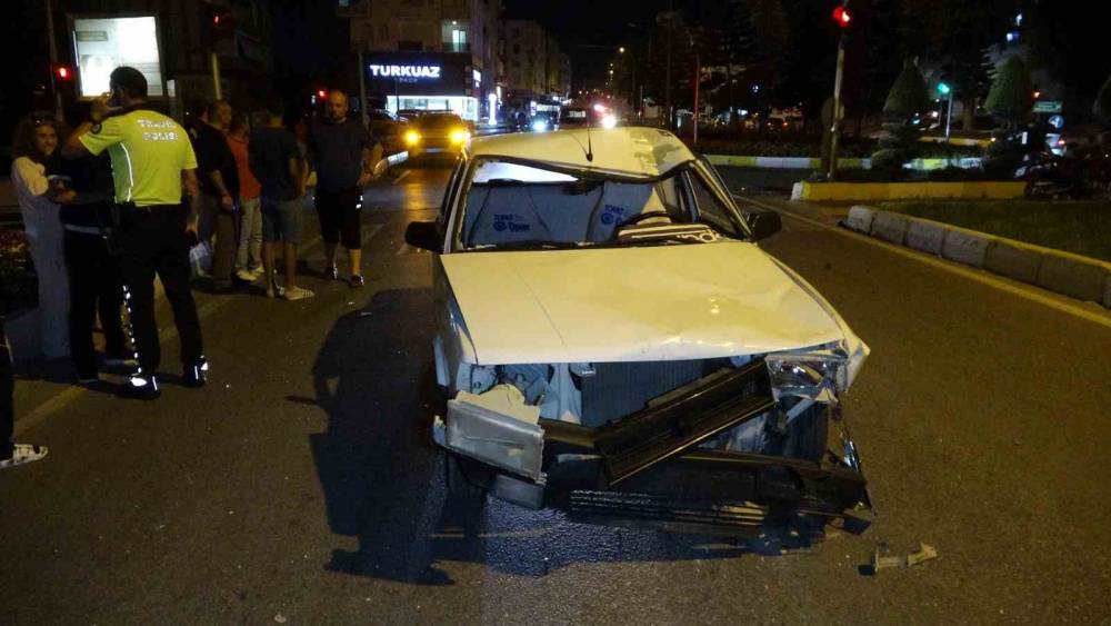 Antalya&rsquo;da motosiklet ile Tofaş otomobil &ccedil;arpıştı: 2 yaralı
