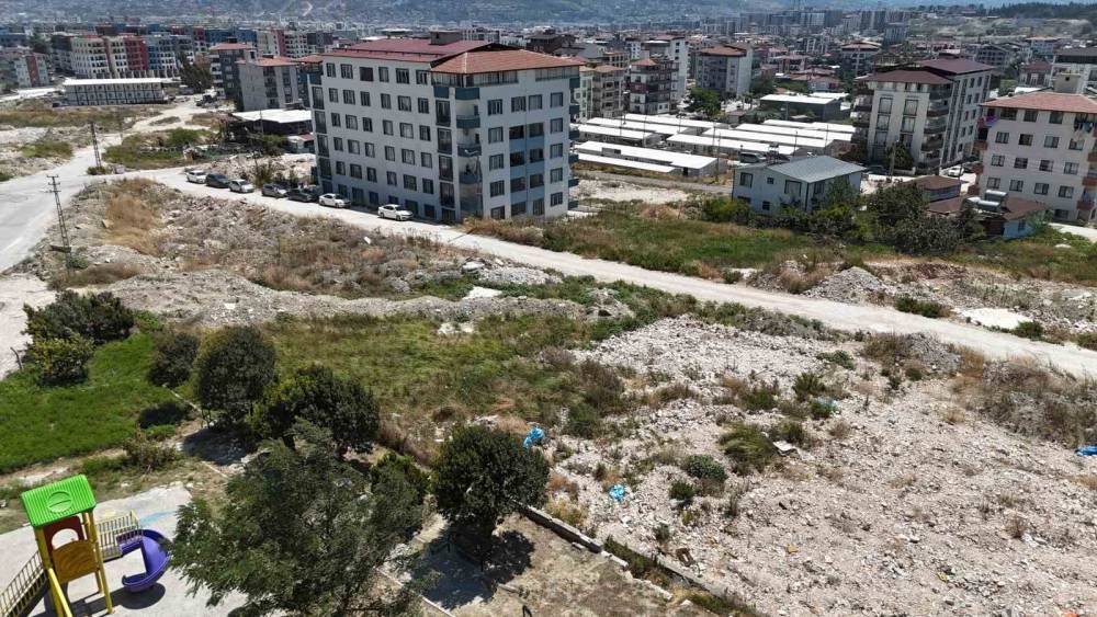 Defne Belediyesi&rsquo;nin ka&ccedil;ak d&ouml;k&uuml;mlere &rsquo;Dur&rsquo; diyememesi, sokakta moloz dağları oluşmasına neden oldu
