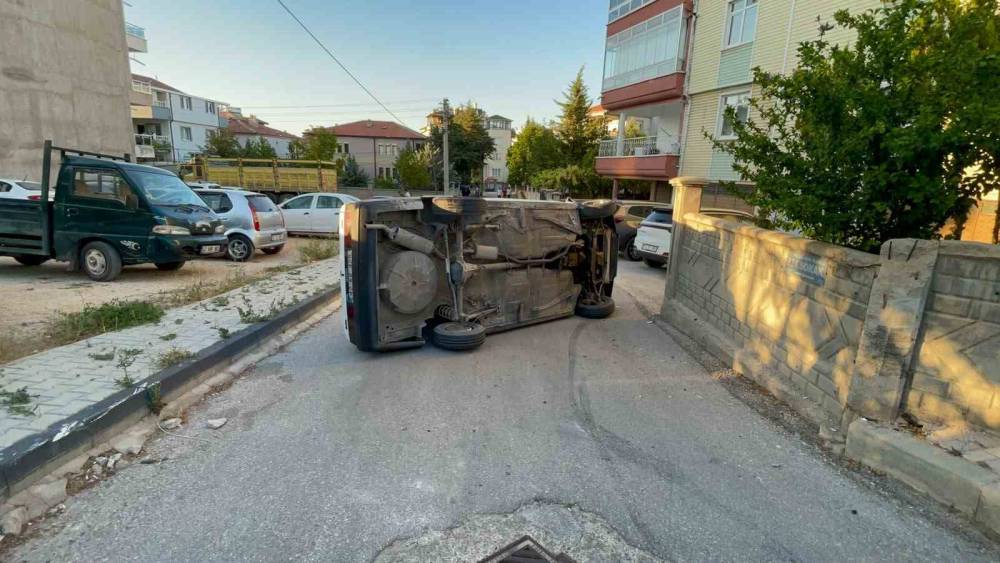 Karaman&rsquo;da kaldırıma &ccedil;arpan otomobil yan yattı: Kazada s&uuml;r&uuml;c&uuml;n&uuml;n burnu bile kanamadı
