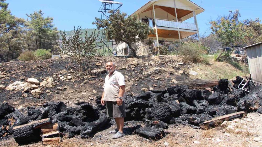 Emekli itfaiyeci, yılların tecr&uuml;besiyle evini alevlere teslim etmedi

