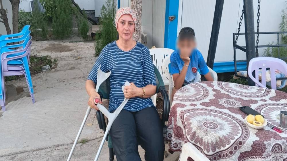 Başıboş k&ouml;peklerin kovaladığı anne-oğul d&uuml;şerek yaralandı
