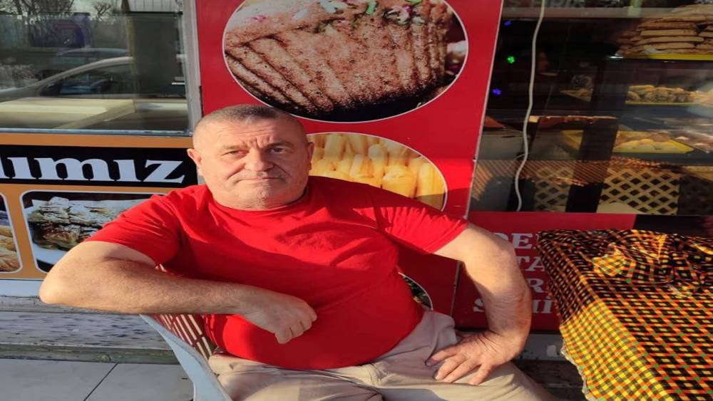 Bayrampaşa&rsquo;da "laf atma" tartışmasında silahlar konuştu: Tarafları ayırmak isteyen esnaf kurşunların hedefi oldu
