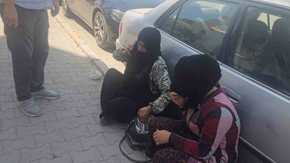 Elazığ&rsquo;da dilencilere zabıta operasyonu: Aracın arkasına saklanıp telefonla konuşuyor gibi yaptılar
