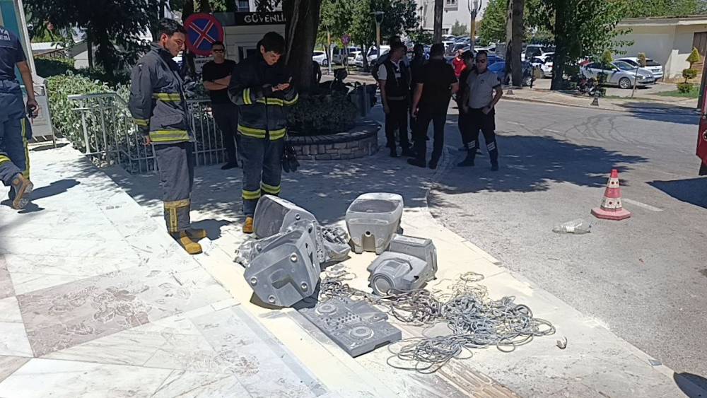 İşletme sahibi 800 bin lira ceza yemesine sebep olan ses sistemini belediye &ouml;n&uuml;nde benzin d&ouml;k&uuml;p yaktı
