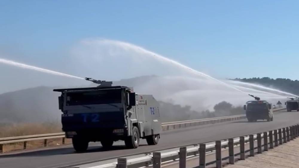 Kontrol altına alınan orman yangınında peş peşe sıralanan TOMA&rsquo;ların m&uuml;dahalesi
