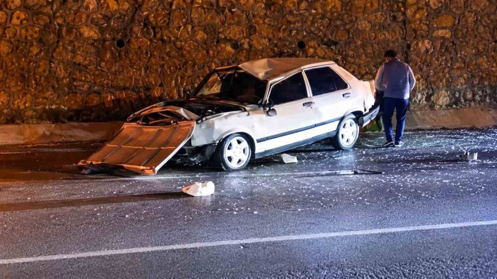 Bitlis&rsquo;te otomobil duvara &ccedil;arptı: 2 yaralı
