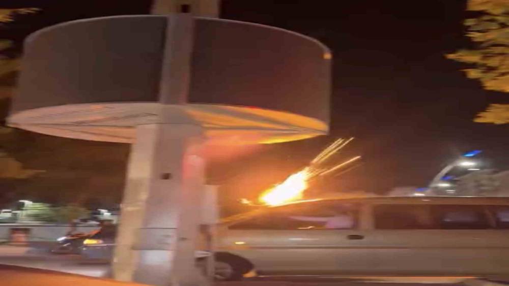 D&uuml;ğ&uuml;n konvoyunda pes dedirten g&ouml;r&uuml;nt&uuml;: Ara&ccedil; &uuml;zerinden havai fişek attılar
