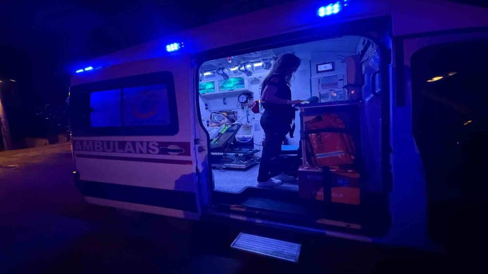 Asans&ouml;r bir kat aşağıya kaydı, i&ccedil;indeki erkek şahıs korkudan bayıldı
