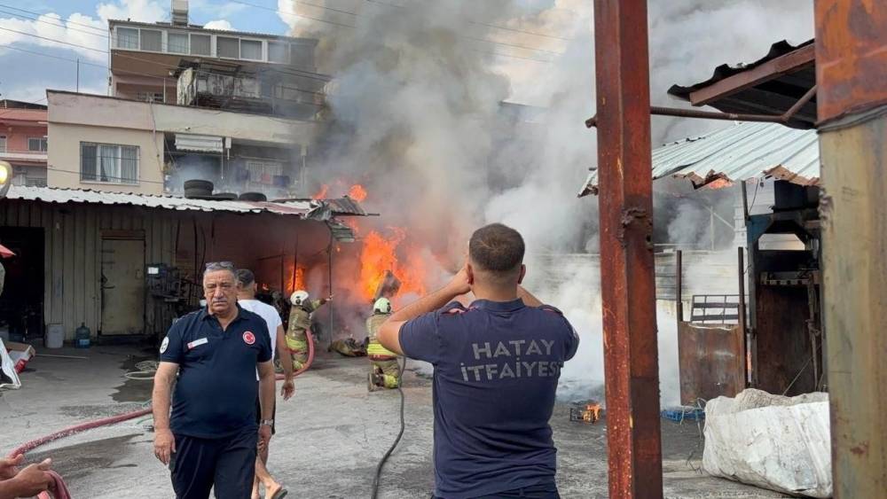 Alevlerin y&uuml;kseldiği iş yeri yangını evlere sı&ccedil;ramadan kontrol altına alındı
