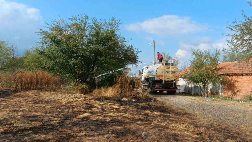 Otluk alanda &ccedil;ıkan yangın k&ouml;y evlerine sı&ccedil;ramadan s&ouml;nd&uuml;r&uuml;ld&uuml;
