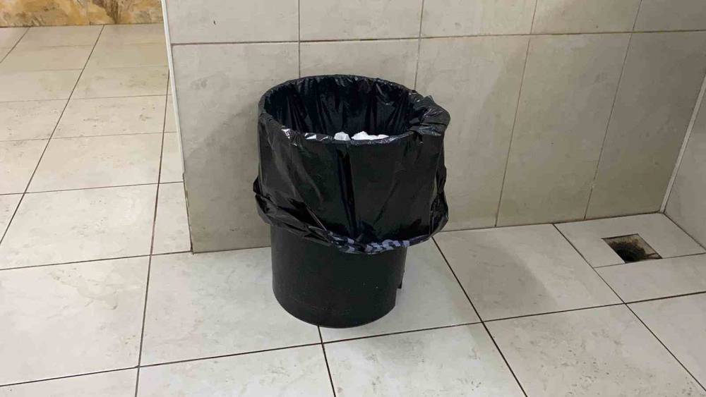 Hastanede &ccedil;&ouml;pte bebek bulundu, 16 yaşındaki anne tespit edilip tutuklandı
