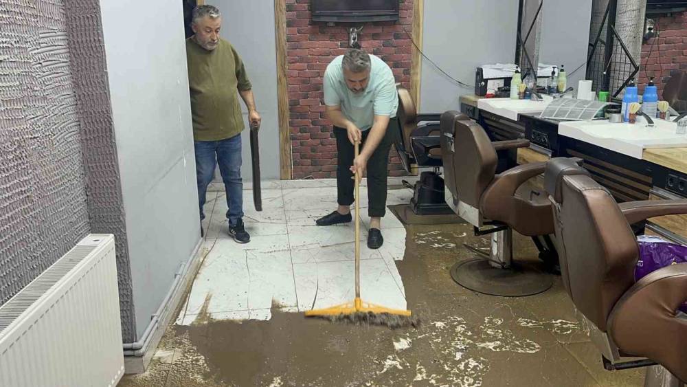 Fatsa&rsquo;da sağanak yağış hayatı fel&ccedil; etti: Ev ve iş yerlerini su bastı
