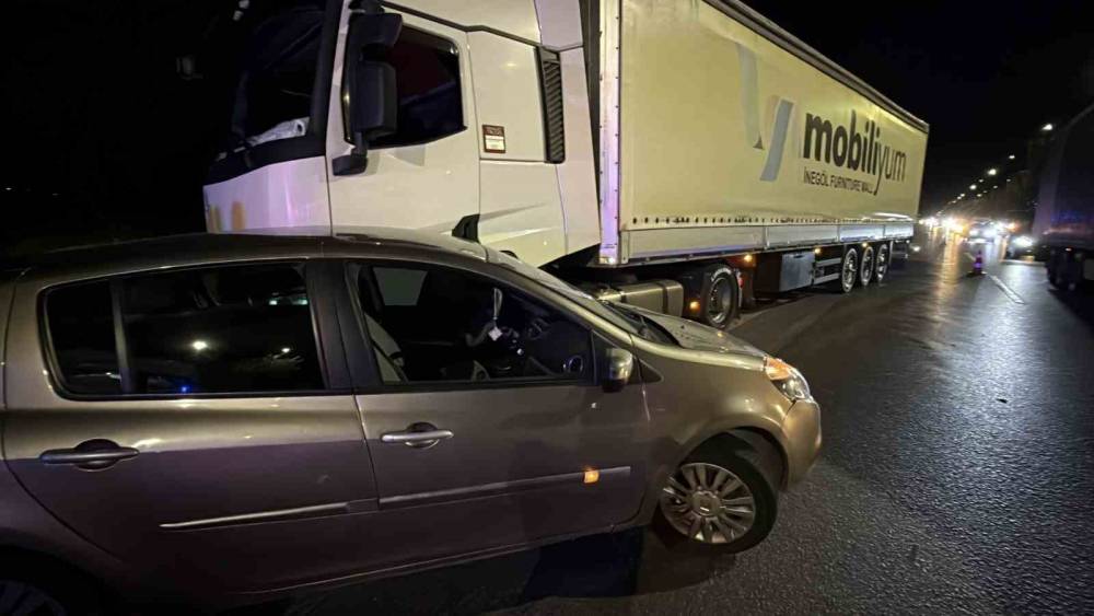 Tır otomobile &ccedil;arpmasıyla maddi hasarlı kaza meydana geldi
