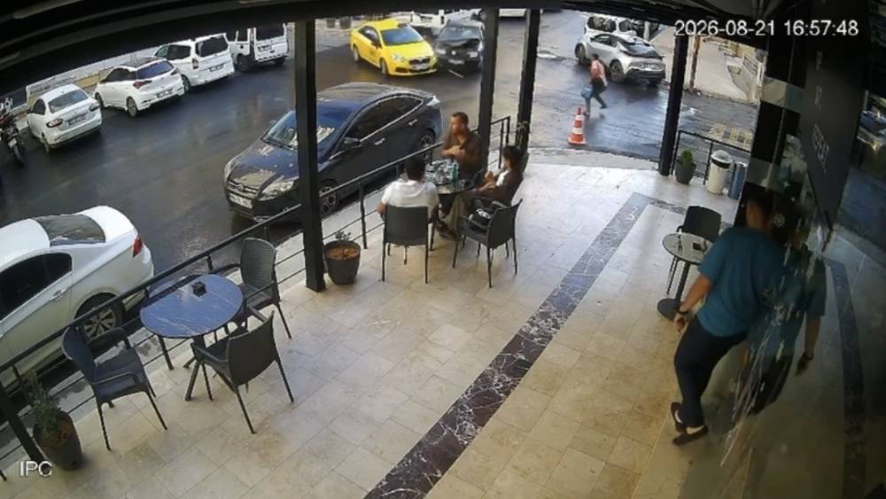 Mardin&rsquo;de otomobilin kafenin girişine &ccedil;arptığı anlar kamerada

