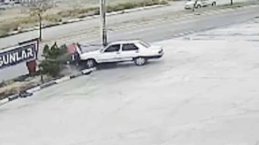 Otomobilin ref&uuml;je &ccedil;ıkıp direği devirdiği kaza kamerada
