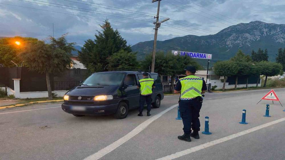 Muğla&rsquo;da Jandarma trafik denetimlerinde 155 ara&ccedil; trafikten men edildi
