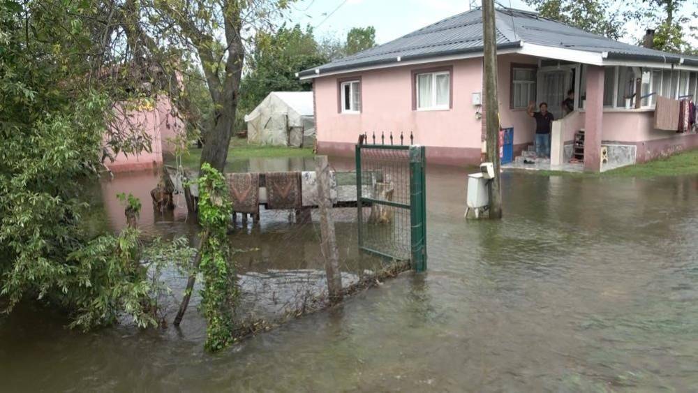&Ccedil;arşamba&rsquo;yı sel aldı: 30&rsquo;dan fazla mahalle yağışlardan olumsuz etkilendi
