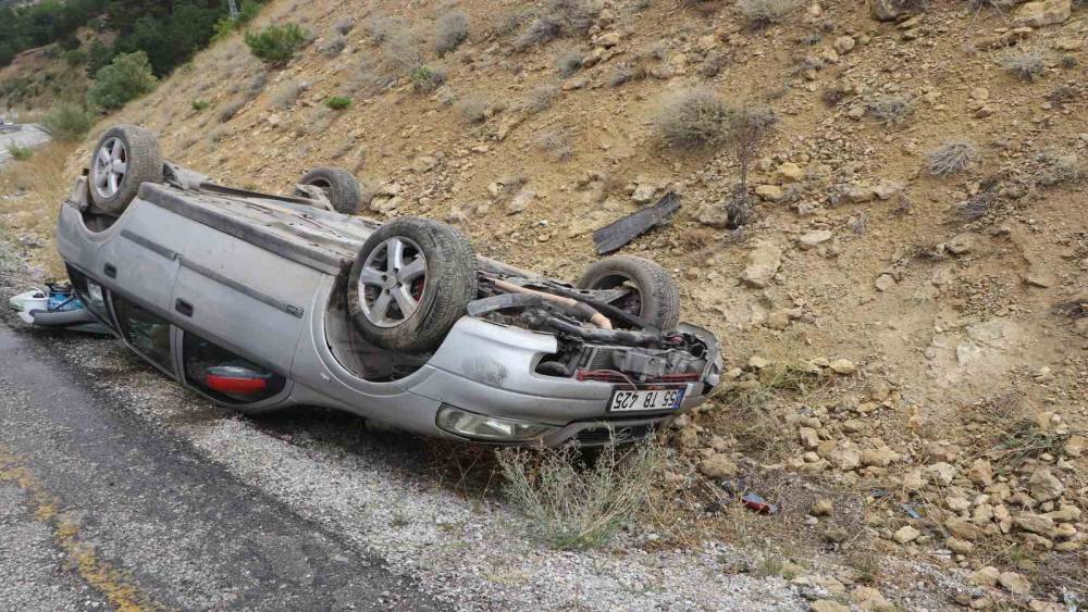 Takla atan otomobildeki 2 kişi &ouml;l&uuml;mden d&ouml;nd&uuml;
