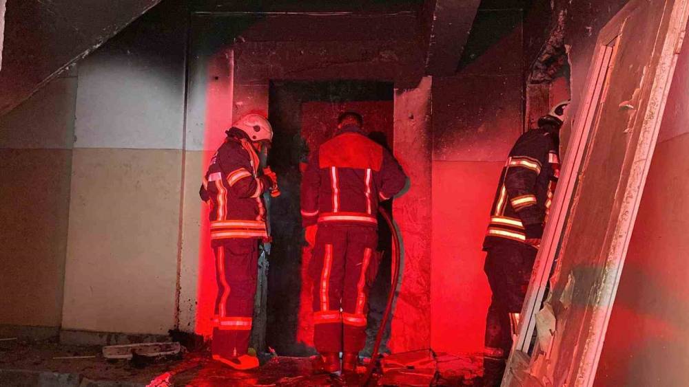 Elazığ&rsquo;da metruk binada yangın
