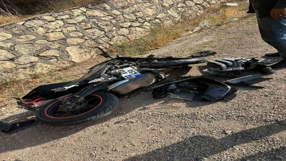 Otomobilin &ccedil;arptığı motosiklet s&uuml;r&uuml;c&uuml;s&uuml; ağır yaralandı
