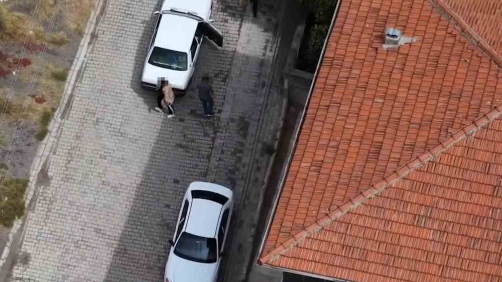 Ehliyeti yoktu, denetimden ka&ccedil;tı: Yolcuyla yer değiştirirken g&ouml;r&uuml;nt&uuml;lendi
