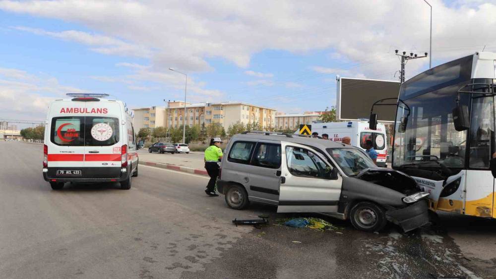 Karaman&rsquo;da halk otob&uuml;s&uuml; ile ticari ara&ccedil; kafa kafaya &ccedil;arpıştı: 5 yaralı
