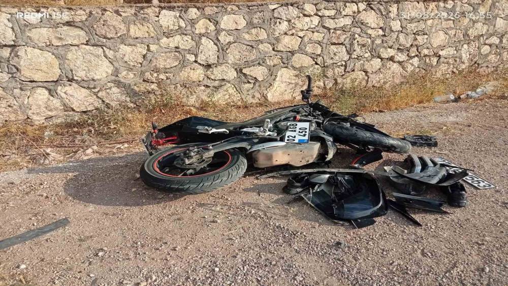 Otomobille kafa kafaya &ccedil;arpışan motosikletin s&uuml;r&uuml;c&uuml;s&uuml; hayatını kaybetti
