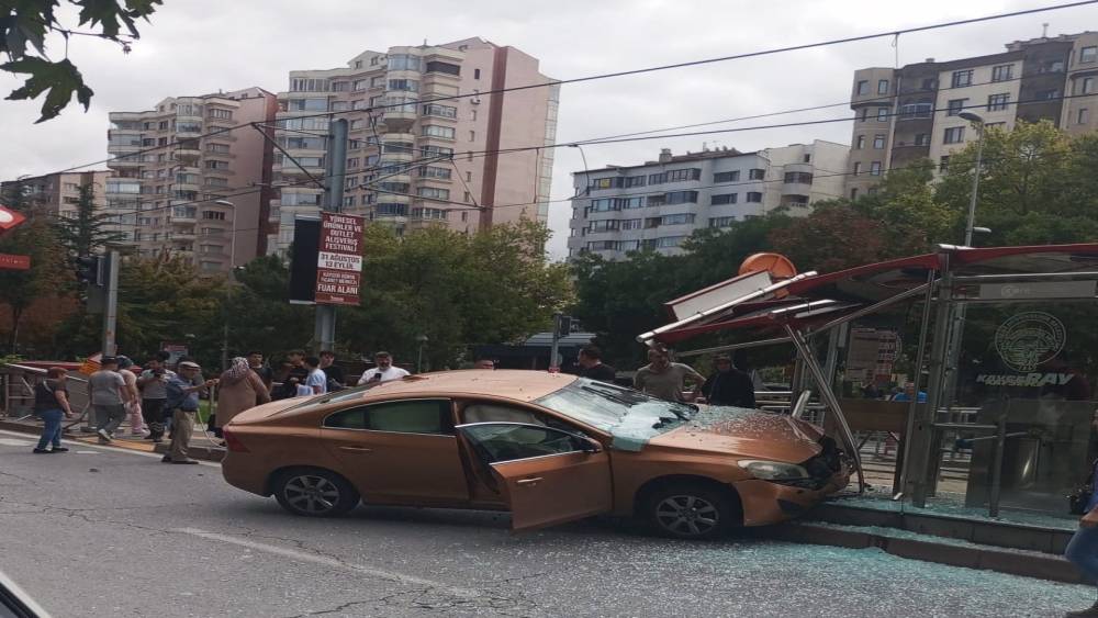 Otomobil tramvay durağına girdi, bekleyenler kıl payı kurtuldu
