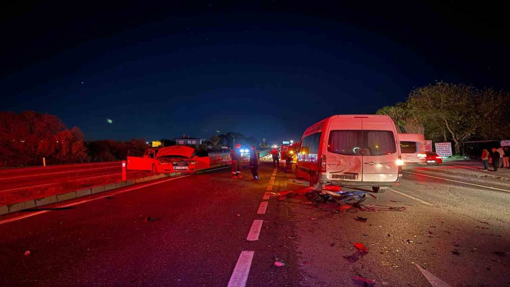 Antalya&rsquo;da alkoll&uuml; s&uuml;r&uuml;c&uuml; ortalığı savaş alanına &ccedil;evirdi: 4 yaralı
