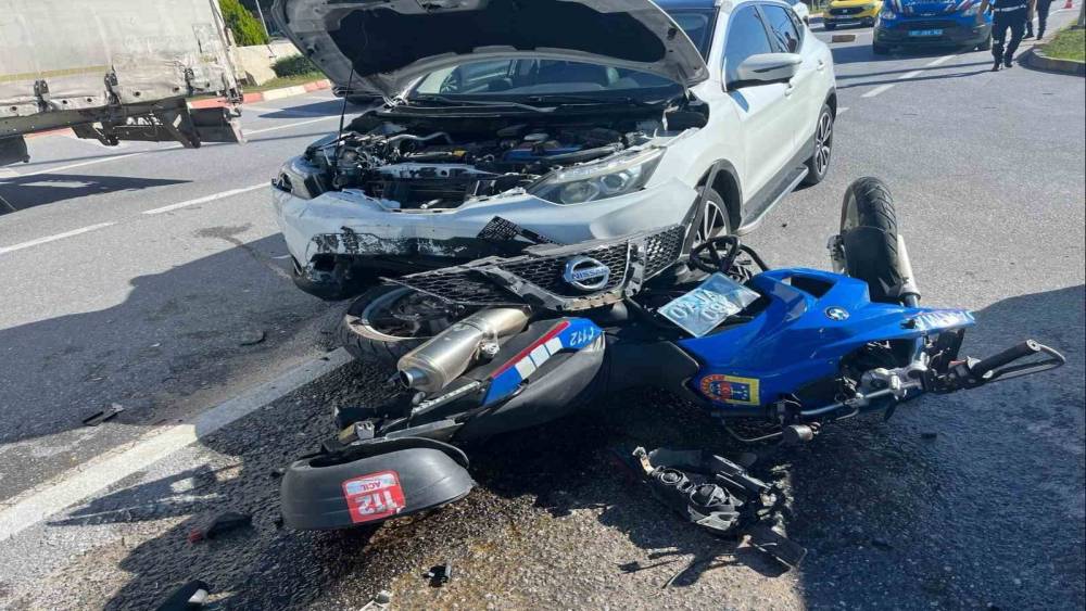 Otomobil jandarma motosikletine &ccedil;arptı, uzman &ccedil;avuş yaralandı
