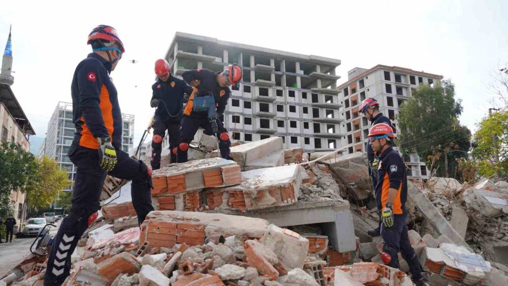 28 saniyelik deprem senaryosu 3 ili harekete ge&ccedil;irdi
