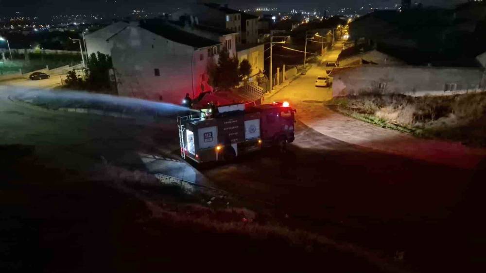 Gen&ccedil;ler trakt&ouml;r lastiğini yakarak yangın &ccedil;ıkardı
