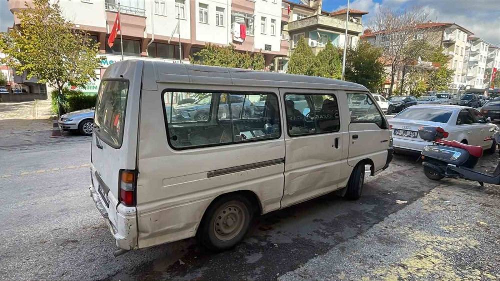 Karaman&rsquo;da yaya ge&ccedil;idinde panelvan aracın &ccedil;arptığı kadın yaralandı
