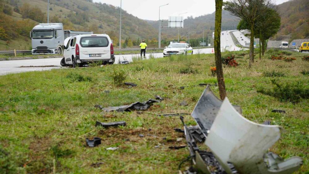 Samsun&rsquo;da hafif ticari ara&ccedil; ref&uuml;je &ccedil;ıktı: 3 yaralı
