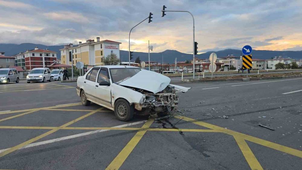 Gaziantep&rsquo;te 2 otomobil &ccedil;arpışması sonucu maddi hasar meydana geldi
