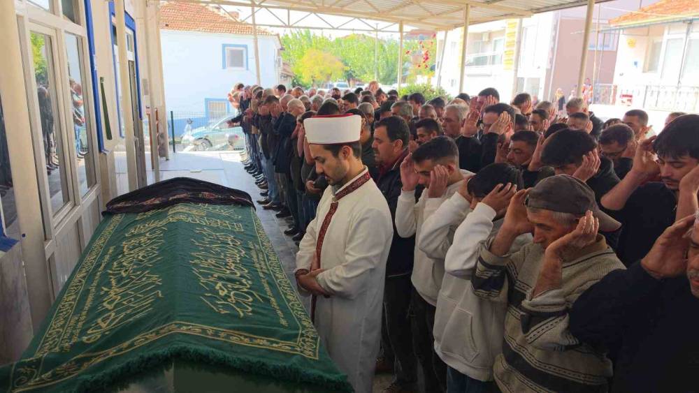 Uzaklaştırma kararı aldırdığı eski erkek arkadaşı tarafından &ouml;ld&uuml;r&uuml;len gen&ccedil; kız toprağa verildi
