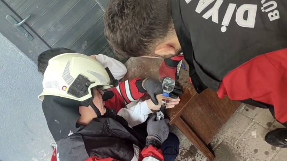 Diyarbakır&rsquo;da &ccedil;ocuğun parmağına sıkışan metal itfaiye erleri tarafından &ccedil;ıkartıldı

