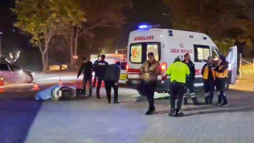 Tırın altında kalan motosiklet s&uuml;r&uuml;c&uuml;s&uuml; hayatını kaybetti
